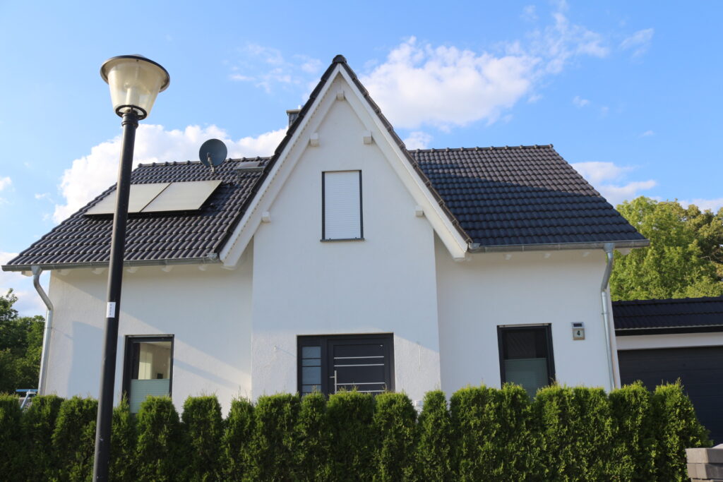 Haus mit Satteldach und dritten Giebel