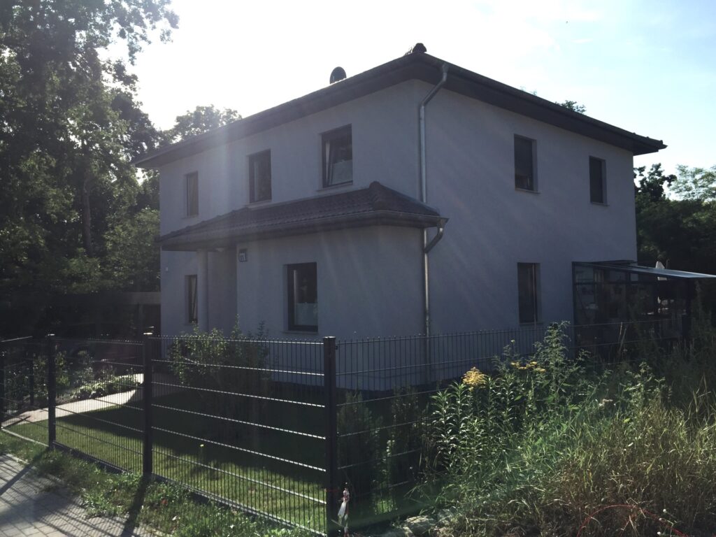 Stadtvilla mit einer Eingangsüberdachung