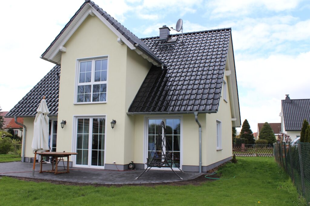 Haus mit Satteldach und Kapitänsgiebel