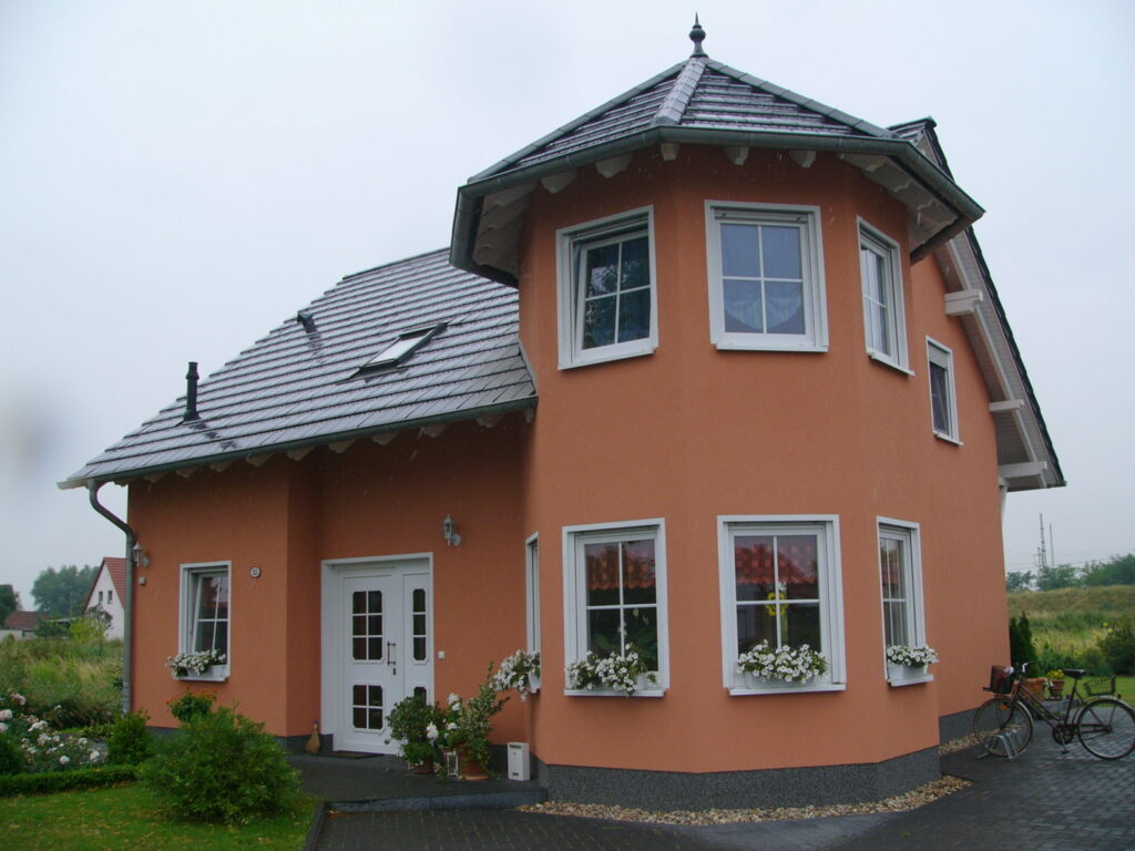 Haus mit Satteldach und Türmchen
