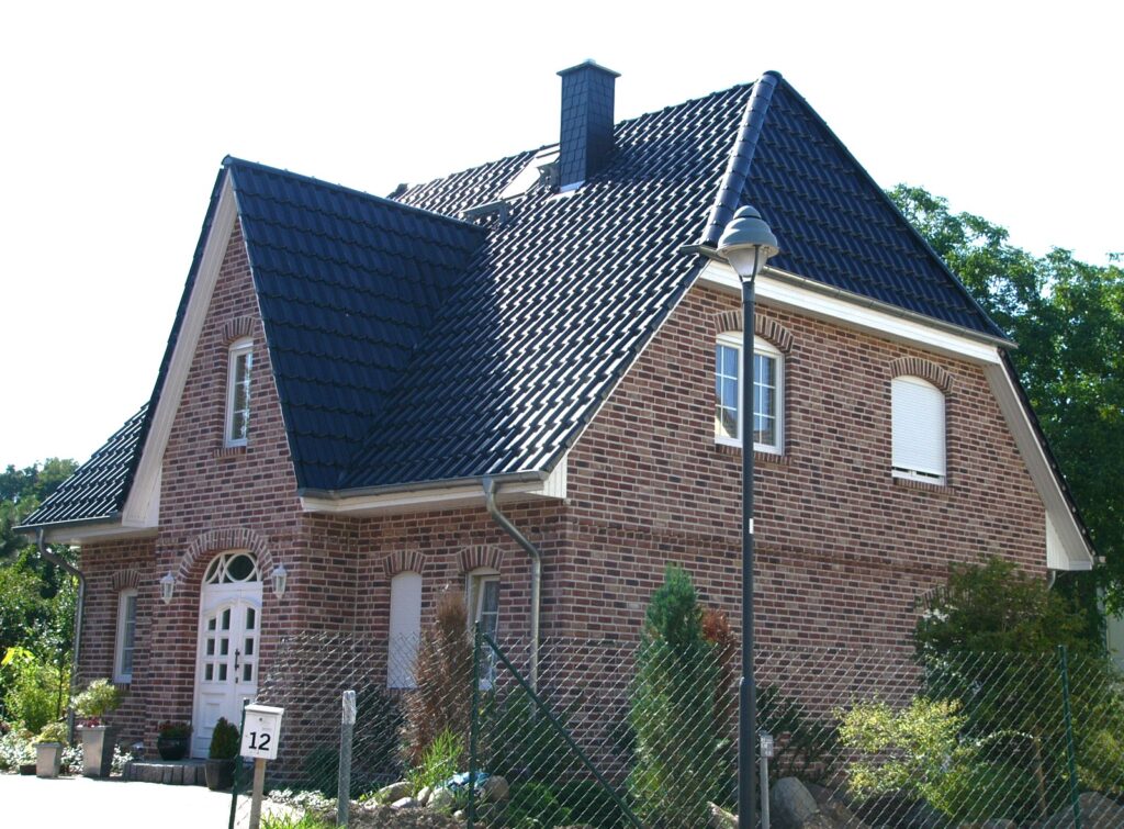Haus mit Klinkerfassade und Friesengiebel