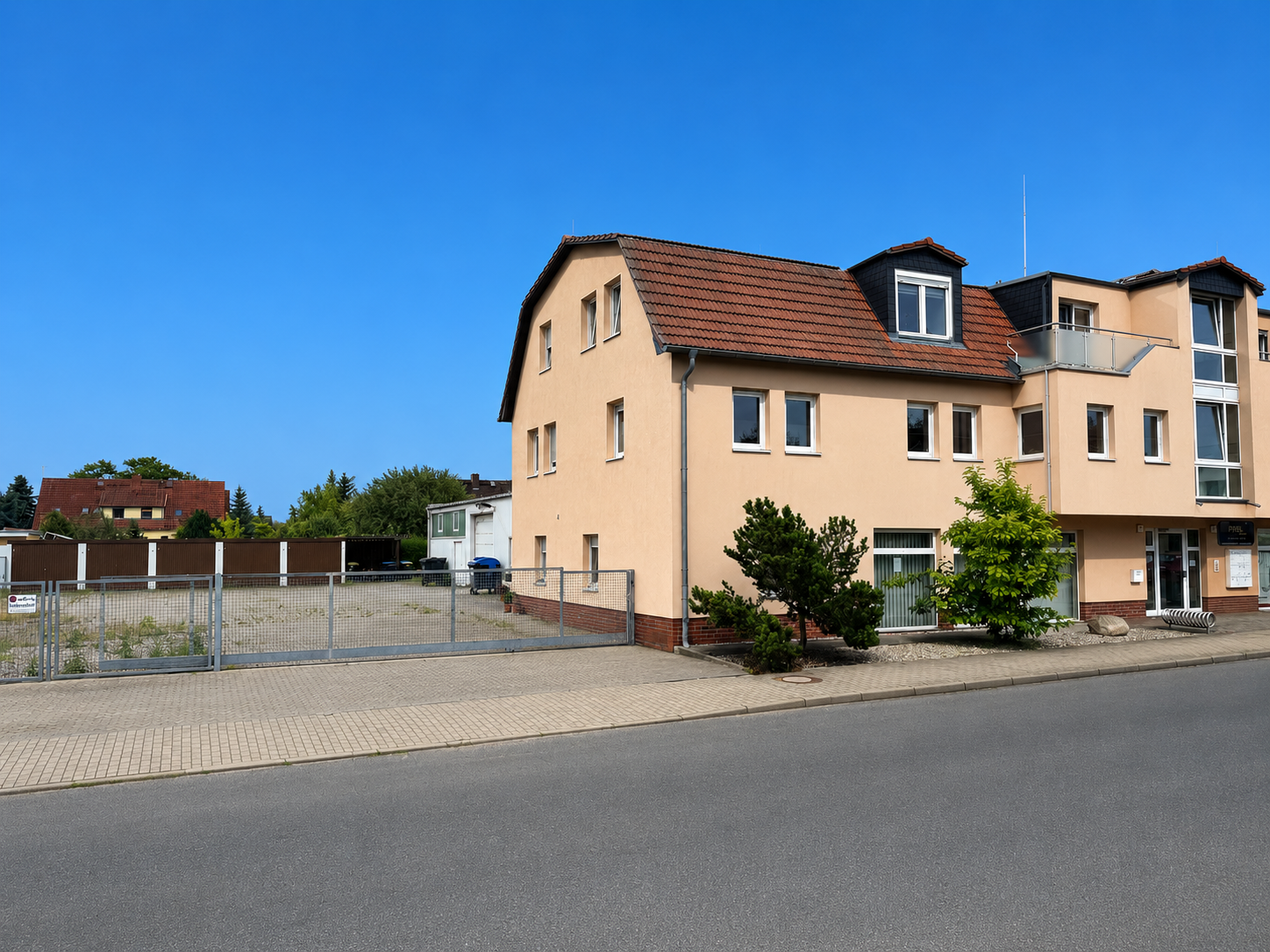 Mehrfamilienhaus mit Gewerbe u. Lager
